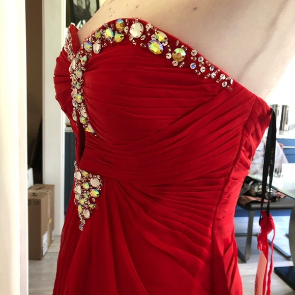 Red chiffon with front keyhole - Picture 2 of 14